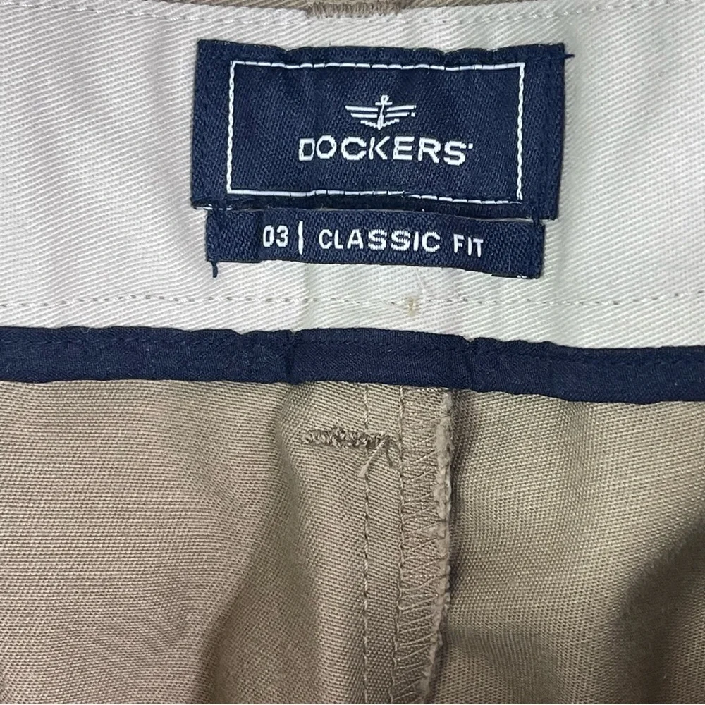 NWT Dockers Refined Chino Flat Front D3 Classic Fit Khaki Size 38W/32L